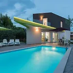 Vila Luxury Nika With Pool Near The Beach, Extra Pool Heating Available *