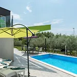 Luxury Nika With Pool Near The Beach, Extra Pool Heating Available Villa Medulin