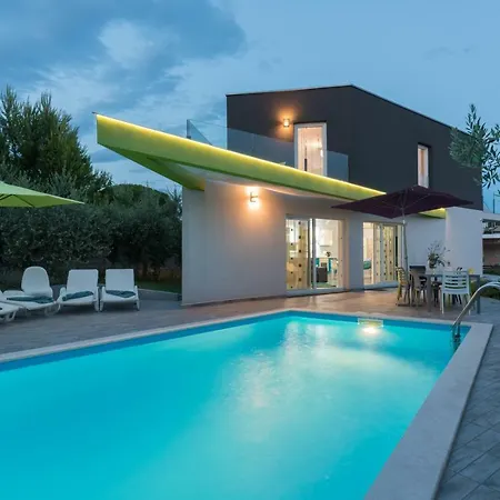 Villa Luxury Nika With Pool Near The Beach, Extra Pool Heating Available *