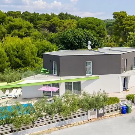 Luxury Nika With Pool Near The Beach, Extra Pool Heating Available *