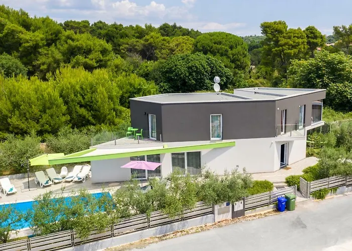 Luxury Nika With Pool Near The Beach, Extra Pool Heating Available *