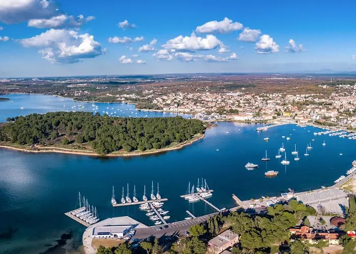 Luxury Nika With Pool Near The Beach, Extra Pool Heating Available Medulin