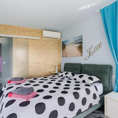 Βίλα Luxury Nika With Pool Near The Beach, Extra Pool Heating Available Μεντουλίν