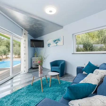 Βίλα Luxury Nika With Pool Near The Beach, Extra Pool Heating Available Μεντουλίν