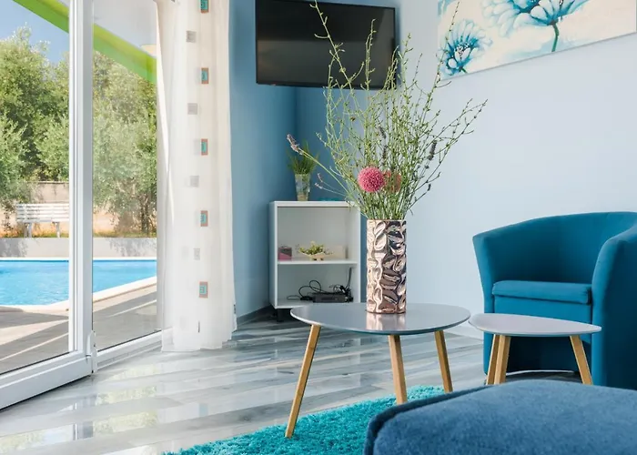 Luxury Nika With Pool Near The Beach, Extra Pool Heating Available 빌라 메덜린