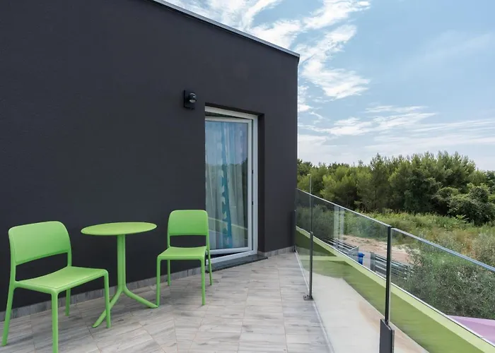 Luxury Nika With Pool Near The Beach, Extra Pool Heating Available